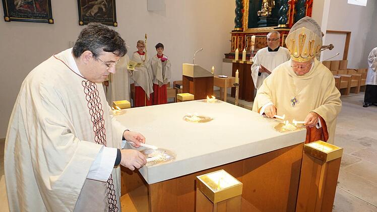 Entzünden der Weihrauchfeuer: Dekan Michael Krammer (links) und Bischof Friedhelm Hofmann bei der feierlichen Zeremonie zur Altarweihe. Foto: Marion Eckert