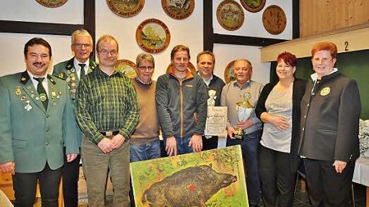 Saukönig 2016 wurde Ludwig Neuner (vorne Mitte), den zweiten Platz belegte Erich Fiedler (Dritter v. links). Vereinsmeister KK wurde Bianca Keidel (Zweite v. rechts). Den Karin-Beßlein-Wanderpokal gewann Armin Schöps (Dritter v. rechts). Für jahrzehntelange Mitgliedschaft wurden der Zweite Vorsitzender Jürgen Kaufmann (Zweiter v. links) und Wolfgang Lang (Vierter v. rechts) geehrt. Die Grüße des Schützengaus Oberfranken Nord überbrachte die Zweite Gauschützenmeisterin Renate Schramm (rechts)....
