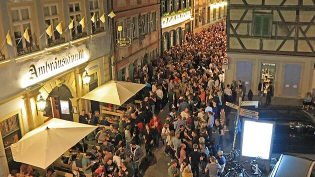 Die Sandstraße war am Donnerstagabend auch ohne Sandkerwa gut besucht. Auch am Freitag und Samstag rechneten die Behörden noch einmal mit deutlich mehr Gästen, die sich in den Kneipen und Wirtshäusern im Sand vergnügen wollen.  Foto: News5/Merzbach