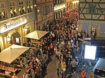 Die Sandstraße war am Donnerstagabend auch ohne Sandkerwa gut besucht. Auch am Freitag und Samstag rechneten die Behörden noch einmal mit deutlich mehr Gästen, die sich in den Kneipen und Wirtshäusern im Sand vergnügen wollen.  Foto: News5/Merzbach