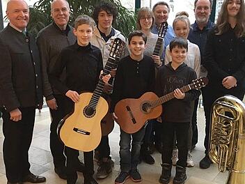 Glückwünsche für die Preisträger beim Regionalwettbewerb in Schweinfurt gab es von Landrat Thomas Habermann. Unser Bild zeigt weiter von links: Andrej Gontscharow (Gitarrenlehrer), Maximilian Kreuzer, Timo Schneider, Konrad Klöhr, Sarah Elsner, Jaroslaw Kantorski (Gitarrelehrer), Sebastian Geißler, Mia Manger, Schulleiter Ulrich Wehner und Louis Kaiser. Foto: Hanns Friedrich