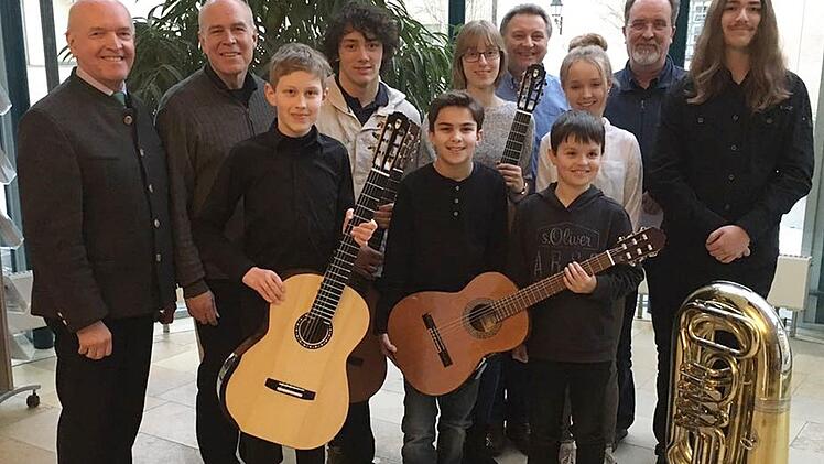 Glückwünsche für die Preisträger beim Regionalwettbewerb in Schweinfurt gab es von Landrat Thomas Habermann. Unser Bild zeigt weiter von links: Andrej Gontscharow (Gitarrenlehrer), Maximilian Kreuzer, Timo Schneider, Konrad Klöhr, Sarah Elsner, Jaroslaw Kantorski (Gitarrelehrer), Sebastian Geißler, Mia Manger, Schulleiter Ulrich Wehner und Louis Kaiser. Foto: Hanns Friedrich