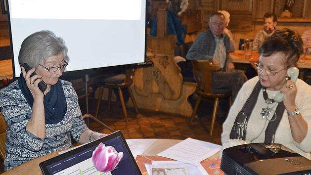 Rita Smola (links) führte bei der Informationsveranstaltung in Sand zusammen mit Inge Seelmann eindrucksvoll vor, wie Betrüger mit dem Enkeltrick am Telefon versuchen, Bargeld zu ergaunern.  Foto: Christian Licha