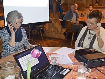 Rita Smola (links) f&uuml;hrte bei der Informationsveranstaltung in Sand zusammen mit Inge Seelmann eindrucksvoll vor, wie Betr&uuml;ger mit dem Enkeltrick am Telefon versuchen, Bargeld zu ergaunern.  Foto: Christian Licha