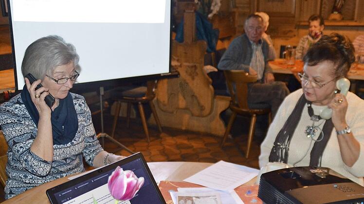 Rita Smola (links) führte bei der Informationsveranstaltung in Sand zusammen mit Inge Seelmann eindrucksvoll vor, wie Betrüger mit dem Enkeltrick am Telefon versuchen, Bargeld zu ergaunern.  Foto: Christian Licha
