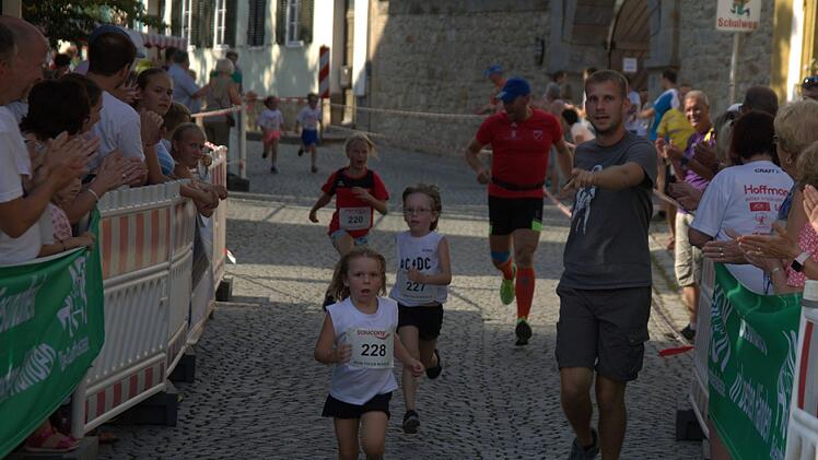 Einlauf der "Bambinis" beim Altstadtlauf Foto: Bettina Knauth