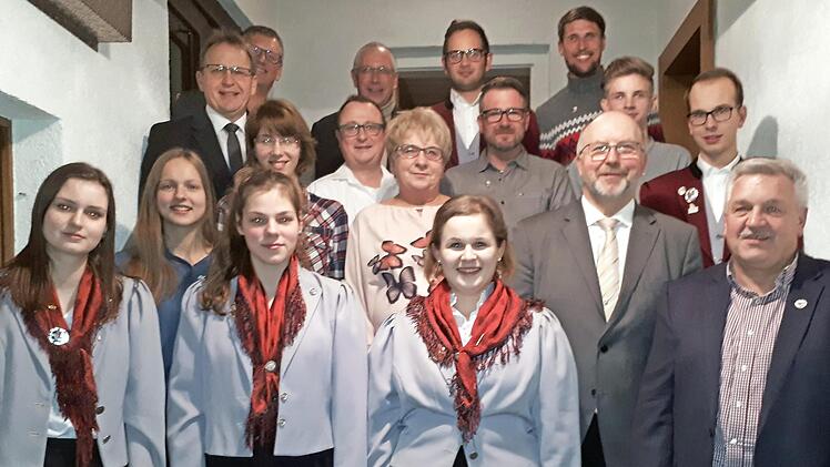 Die geehrten Mitglieder des Fördervereins mit Bürgermeister Bernd Rebhan, Musikschulleiter Holger Pohl, stellvertretendem Kreisvorsitzenden Alexander Klug, Vorsitzendem Michael Scheler und Kreisvorsitzendem Wolfgang Müller Foto: Jasmin Pohl