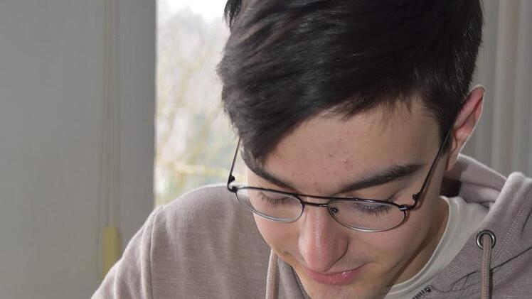 Fabian Hahn zeigt, wie eine D&uuml;nnschichtchromatographie funktioniert. Foto: Uschi Prawitz