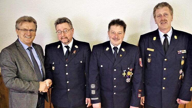 Einstimmig wurde Heiko Kaiser zum neuen Kommandanten der Wolfersdorfer Feuerwehr gewählt. Von links: Bürgermeister Rainer Detsch, Heiko Kaiser, sein Stellvertreter Hans-Dieter Seedtke sowie Kreisbrandinspektor Harald Schnappauf Foto: Gerd Fleischmann