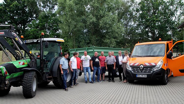 Kräftig investiert wurde in den Fahrzeugpark des Bauhofes, wo sich die Räte den neuen Klein-Lastwagen (rechts) sowie den Anhänger und die Greifzange für den Traktor anschauten.
