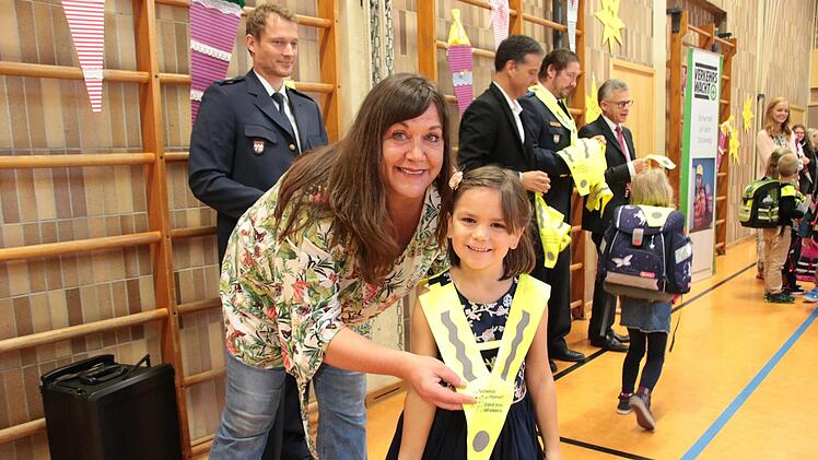 Susanne Will, Redaktionsleiterin der Saale-Zeitung, verteilt Sicherheitsdreiecke zum Schulstart in Poppenlauer.  Fotos: Ralf Ruppert