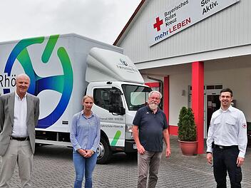 Für die Zusammenarbeit zum Erwerb des kostenlosen Helferführerscheins stehen hier (von links) Peter Kohlhepp (GF Kohlhepp Logistik) mit Tochter Nicola, Fahrschullehrer Hans-Jörg Gamlich (Fahrschule Rhön) und der stellvertretende BRK-Kreisgeschäftsführer Alexander Kretz. Foto: Sigismund von Dobschütz)