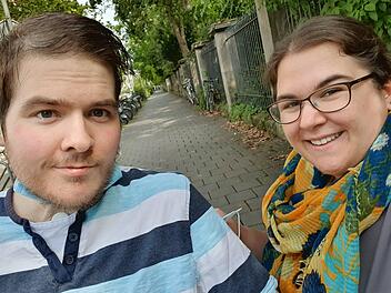 Michael Emrich und seine Freundin Barbara vor dem Erlanger Schlossgarten. Sie ist seine Stütze in dieser schweren Zeit.  Foto: privat
