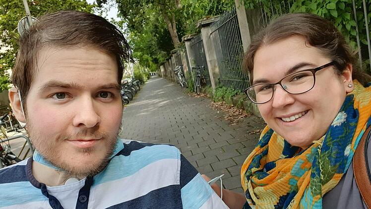 Michael Emrich und seine Freundin Barbara vor dem Erlanger Schlossgarten. Sie ist seine Stütze in dieser schweren Zeit.  Foto: privat