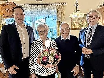 Stefan Reichold (l.) und Johann Kalb (r.) gratulieren dem Ehepaar Annemarie und Georg Bittel.