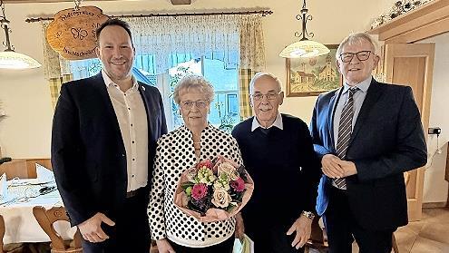 Stefan Reichold (l.) und Johann Kalb (r.) gratulieren dem Ehepaar Annemarie und Georg Bittel.