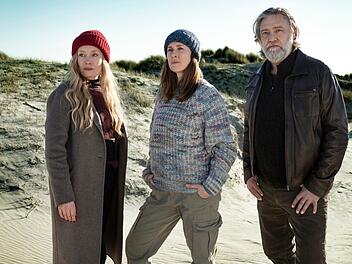 Auch im vierten Fall wird Kommissarin Frida Olsen (Katharina Heyer, links) aus Esbjerg hinzugezogen, als es einen weiteren Mord in der N&auml;he von Ribe gibt. Gemeinsam mit den &ouml;rtlichen Polizisten Ida S&ouml;rensen (Marlene Morreis) und Magnus Vinter (Nicki von Tempelhoff) &uuml;bernimmt sie die Ermittlungen.