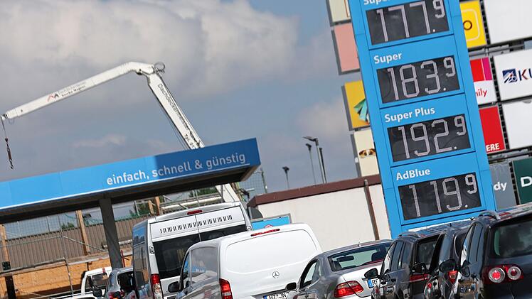 Autoschlange an Tankstelle