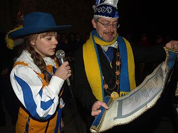 Mit Proklamation der neuen Prinzessin Franziska I. (Franziska Braun) und Erstürmung des Rathauses eröffnete der Faschingsclub Ebenhausen die "fünfte Jahreszeit". Auf unserem Foto verkündet die neue Regentin ihr Programm. Foto: Stefan Geiger