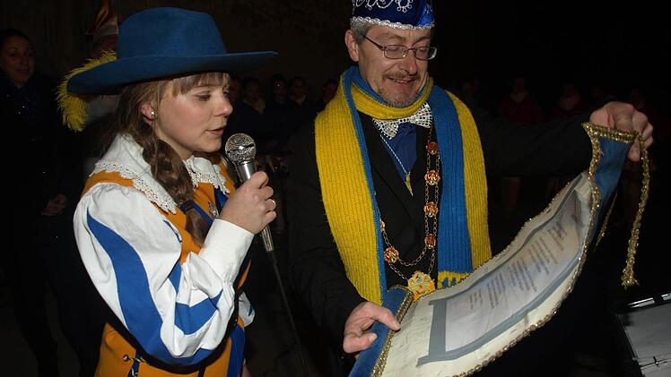 Mit Proklamation der neuen Prinzessin Franziska I. (Franziska Braun) und Erstürmung des Rathauses eröffnete der Faschingsclub Ebenhausen die "fünfte Jahreszeit". Auf unserem Foto verkündet die neue Regentin ihr Programm. Foto: Stefan Geiger