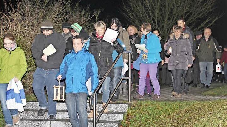 Nach der Aussendungsandacht in der Kirche machten sich die Gläubigen mit ihren Friedenslichtern auf den Weg durch den Ort.