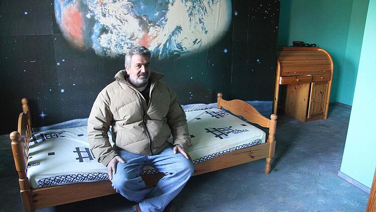 Wer in diesem Bett einmal schläft, wird noch ausgehandelt. Das Mobiliar bleibt auf jedem Fall im Zimmer.