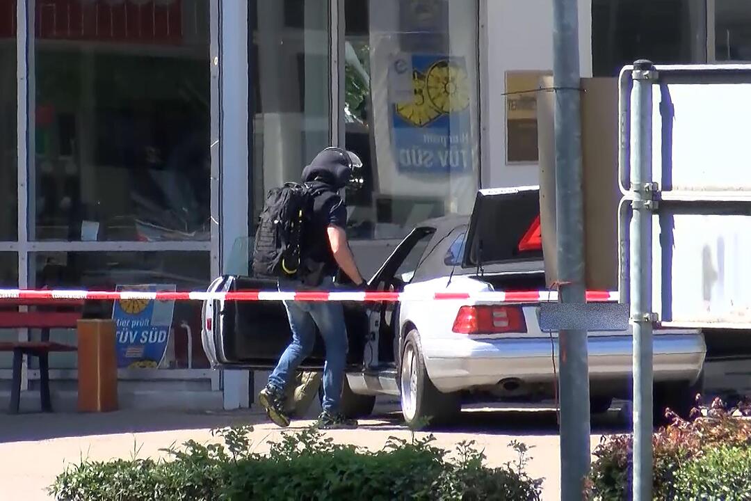 Weitere Bilder: Amoklauf in Ansbach mit 2 Toten - Tatwagen und persoenliche Gegenstaende des Schuetzen