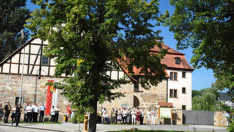Zahlreiche Einwohner folgten der Einladung zur Seesegnung. Im Hintergrund das Leuzendorfer Schloss.  Foto: Gerhard Schmidt