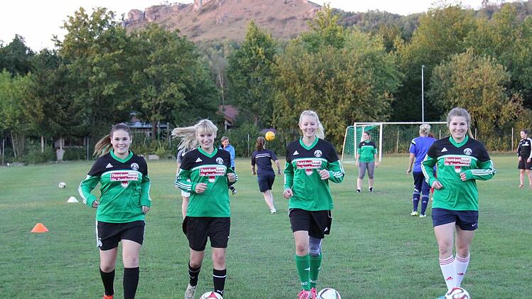 Hannah Dötzer, Janine Fischer vom FC Leutenbach, Lisa Holzermer vom SK Lauf und Katharina Prechtel (v.li., ebenfalls Leutenbach) kicken nun beim FC Schlaifhausen.  Foto: Heike Finze