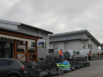 Seit Donnerstag wird der Komplex von Dorfladen (links), Bankfiliale und Ärztehaus (rechts im Bau) am Langenbühl von einer gemeinsamen Pelletsheizung beheizt. Foto: Klaus Klaschka