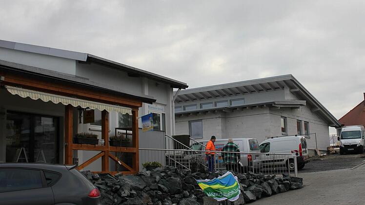 Seit Donnerstag wird der Komplex von Dorfladen (links), Bankfiliale und Ärztehaus (rechts im Bau) am Langenbühl von einer gemeinsamen Pelletsheizung beheizt. Foto: Klaus Klaschka