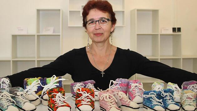 Selbst gehäkelte Baby-Chucks sind die große Leidenschaft von Sabine Kaim. Foto: Sonny Adam