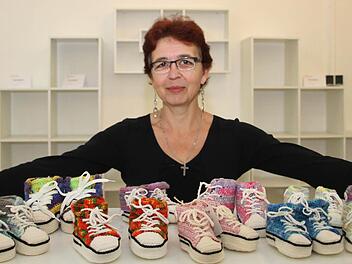Selbst gehäkelte Baby-Chucks sind die große Leidenschaft von Sabine Kaim. Foto: Sonny Adam
