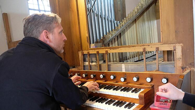Juniorchef Christian Hey achtet auf schonende Restaurierungsarbeiten nach denkmalpflegerischen Gesichtspunkten.Gerd Schaar