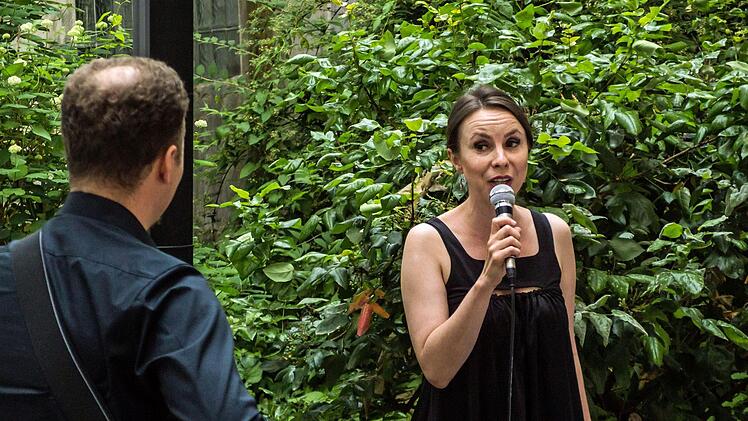 Der Dichter und Musiker Christian Rosenau und die Sopranistin Luise Hecht gestalteten eine musikalische Lesung im Innenhof der Stadtbücherei Coburg.Foto: Jochen Berger
