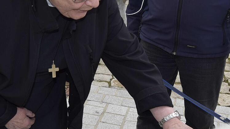 Schwester Waltraud streichelt vor der Basilika liebevoll den Hirtenhund "Calimero". Foto: Andreas Welz