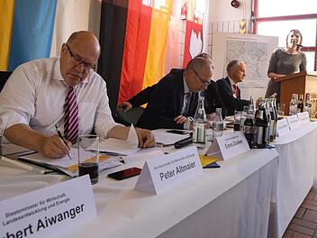 Bundesminister Peter Altmaier (links) zu Besuch in Redwitz. Er hört sich die Probleme der neuen geplanten Stromtrassen vor Ort an. Emmi Zeulner (rechts) trägt ihm die Sorgen der Bürger vor. Barbara Herbst