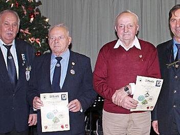 Kreisvorsitzender Norbert Wiemann (v.l.), die Geehrten Herbert Mann und Josef Nagengast sowie der Vorsitzende Stephan Amon Foto: M. Erlwein