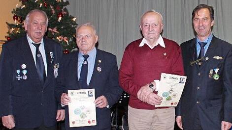 Kreisvorsitzender Norbert Wiemann (v.l.), die Geehrten Herbert Mann und Josef Nagengast sowie der Vorsitzende Stephan Amon Foto: M. Erlwein