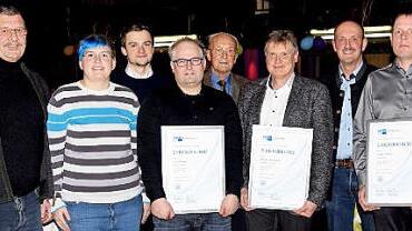 Langjährige und verdiente Mitarbeiter der Püls-Bräu wurden bei der Betriebsfeier geehrt. Im Bild (von links) Berthold Föhrweiser, der in den Ruhestand verabschiedet wurde, Theresia Püls sowie die Jubilare Jens Müller, Thomas Gommelt und Jürgen Schütz mit Johannes Püls, Seniorchef Hans Püls und Brauereichef Hans Püls. Foto: Dieter Radziej