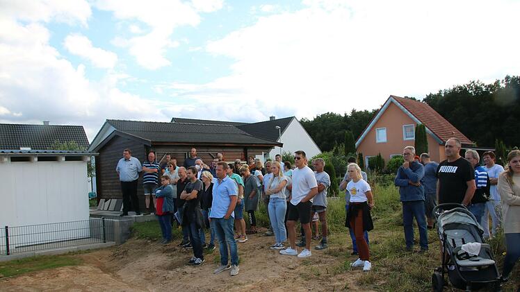 Stadträte und etliche Einwohner waren beim Ortstermin in Windheim dabei. Foto: Thomas Malz