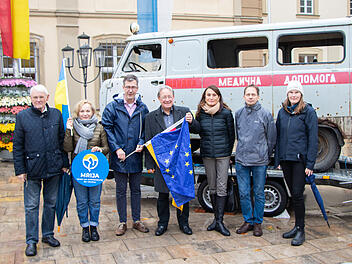 Würzburg: Zerstörter Krankenwagen als Mahnmal - Stadt zeigt Solidarität mit ukrainischen Opfern