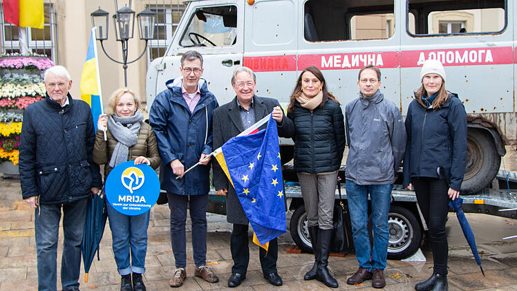 Würzburg: Zerstörter Krankenwagen als Mahnmal - Stadt zeigt Solidarität mit ukrainischen Opfern