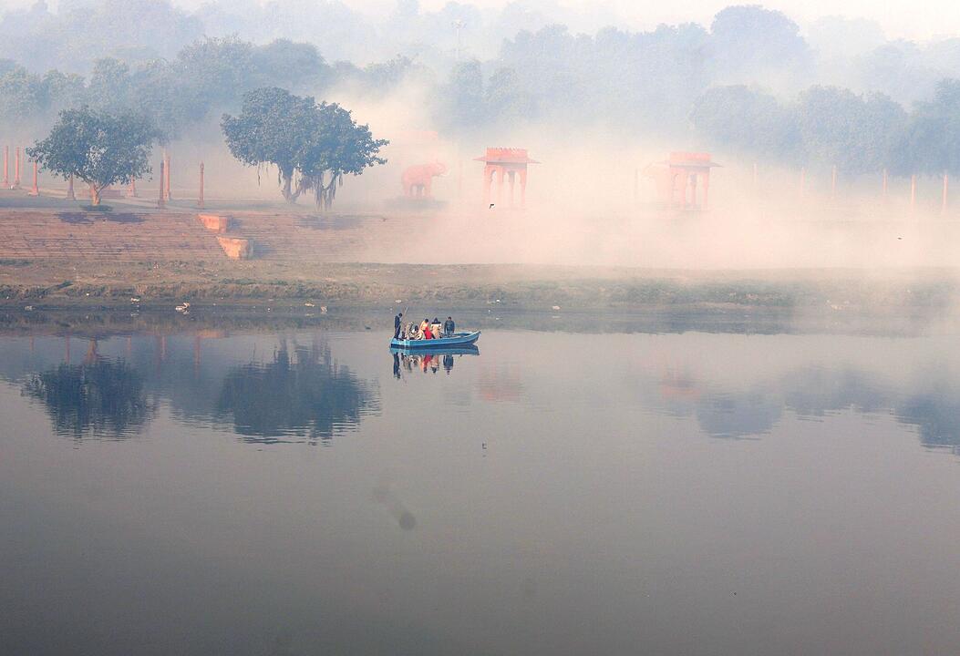 Nebel auf dem Yamuna-Fluss in Neu-Delhi