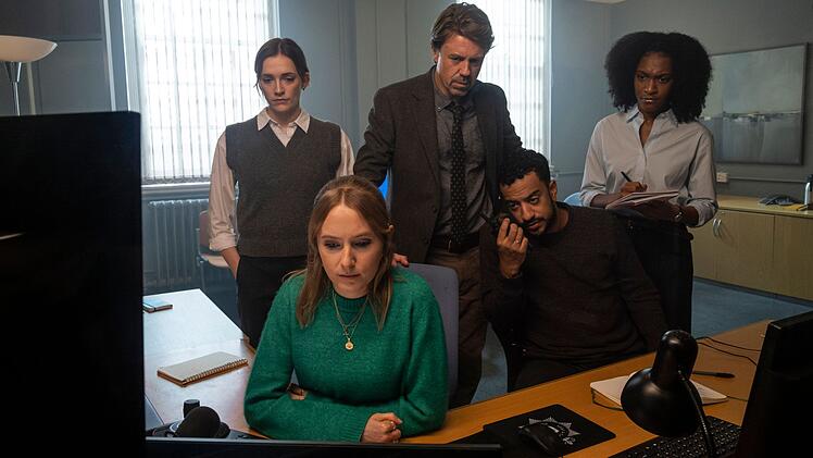 Kann Alison (Rose Ayling-Ellis, vorne) f&uuml;r die Ermittler James Marsh (Andrew Buchan, Mtte), Ashleigh Francis (Charlotte Ritchie, links), Ben Lawford (Nathan Armarkwei Laryea) und Nia Caballero (Dedun Omole, rechts) wirklich eine Hilfe sein?
