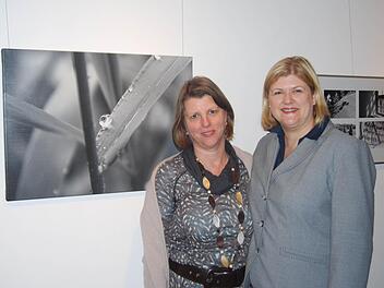 Sie freuten sich über die vielen Besucher bei der Ausstellungseröffnung "50 x schwarz & weiß": Dorothea und Karin Elsel. Foto: Veronika Schadeck