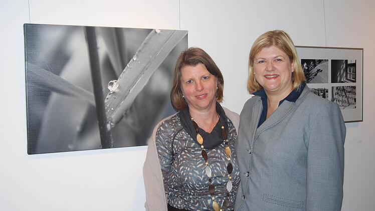 Sie freuten sich über die vielen Besucher bei der Ausstellungseröffnung "50 x schwarz & weiß": Dorothea und Karin Elsel. Foto: Veronika Schadeck