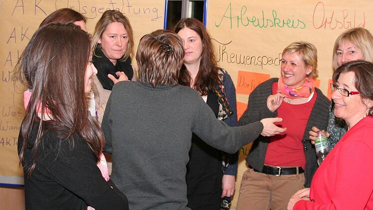 Das künftige Ortsbild sorgt bei diesen Damen für Diskussionsstoff.
