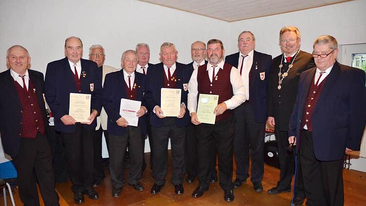 Sie singen seit Jahrzehnten im Männerchor der Sängerrunde Welitsch. Von links Hilmar Fiedler, Reinhold Pechmann, Bernhard Zipfel (Vorsitzender Sängergruppe Frankenwald), Herbert Narr, Manfred Fischer, Josef Konrad, Hans Konrad (Ehrenchorleiter), Dieter Kleiner, Reinhard Horn (Zweiter Vorsitzender Sängerrunde), Bürgermeister Hans Pietz und Rüdiger Detsch (Vorsitzender Sängerrunde Welitsch).