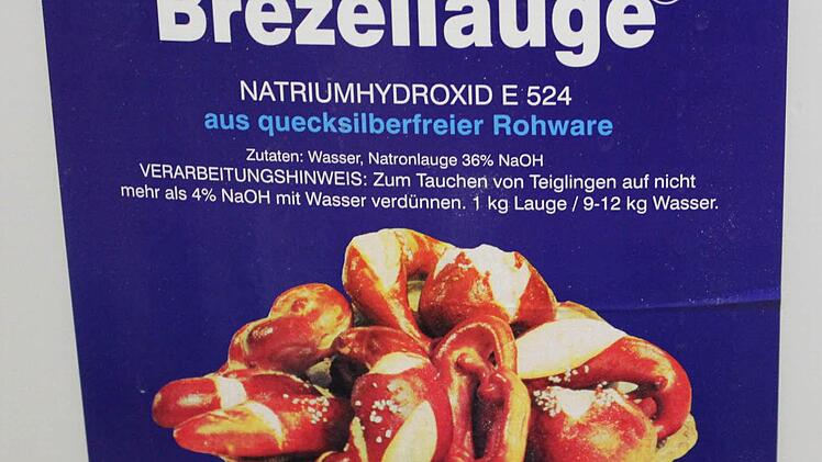 Die Brezellauge wird dann noch mit Wasser verdünnt.Foto: Sarah Dann